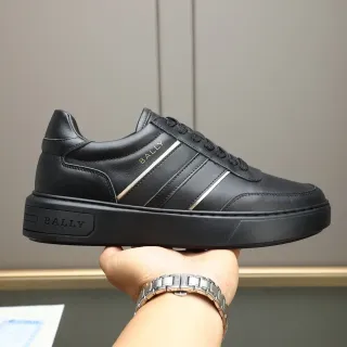 BALLY Sneakers Lifestyle en Cuir Noir et Or avec Détail de Rayures
