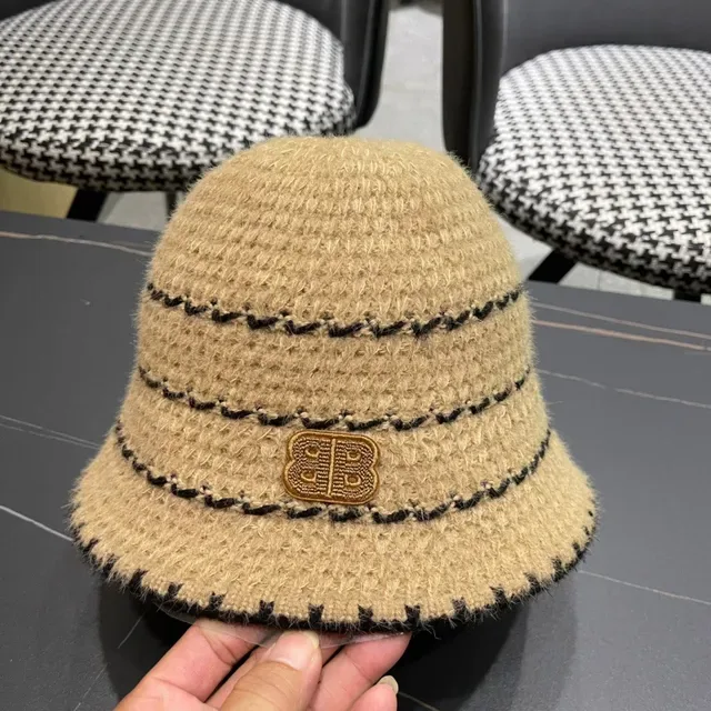 Chapéu bucket bege e preto listrado de malha 4