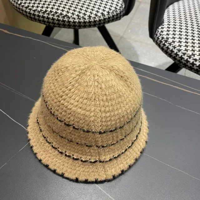 Chapéu bucket bege e preto listrado de malha 5