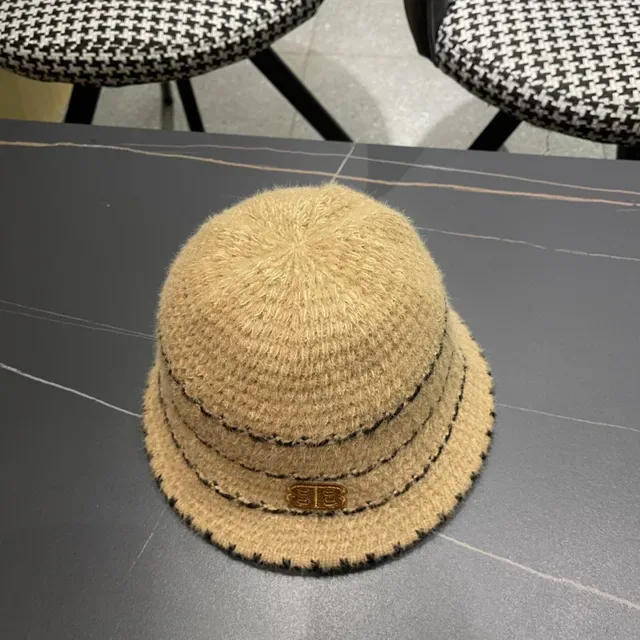 Chapéu bucket bege e preto listrado de malha 6