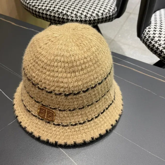 Chapéu bucket bege e preto listrado de malha 8