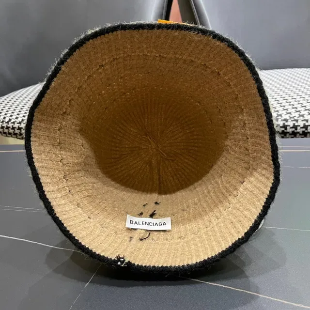 Chapéu bucket bege e preto listrado de malha 11