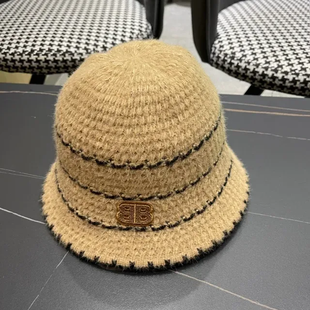 Chapéu bucket bege e preto listrado de malha 12