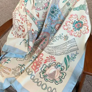 Écharpe de soie beige et bleu avec motif géométrique-floral imprimé, légère et drapée
