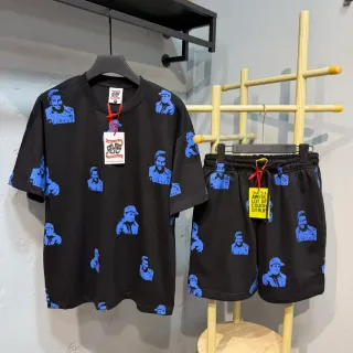 Camiseta de cuello redondo con estampado gráfico integral negro y azul
