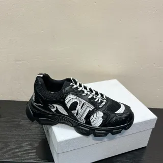 حذاء رياضي ثقيل أسود وأبيض جرافيك