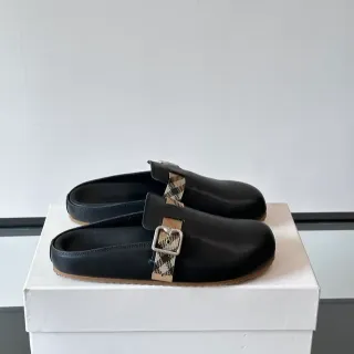 Sapatos casuais de couro preto e bege com tira xadrez
