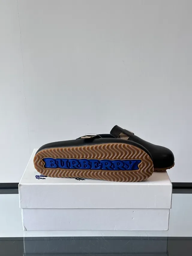Sapatos casuais de couro preto e bege com tira xadrez 2