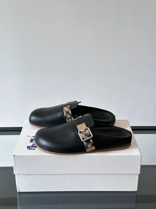 Sapatos casuais de couro preto e bege com tira xadrez 4