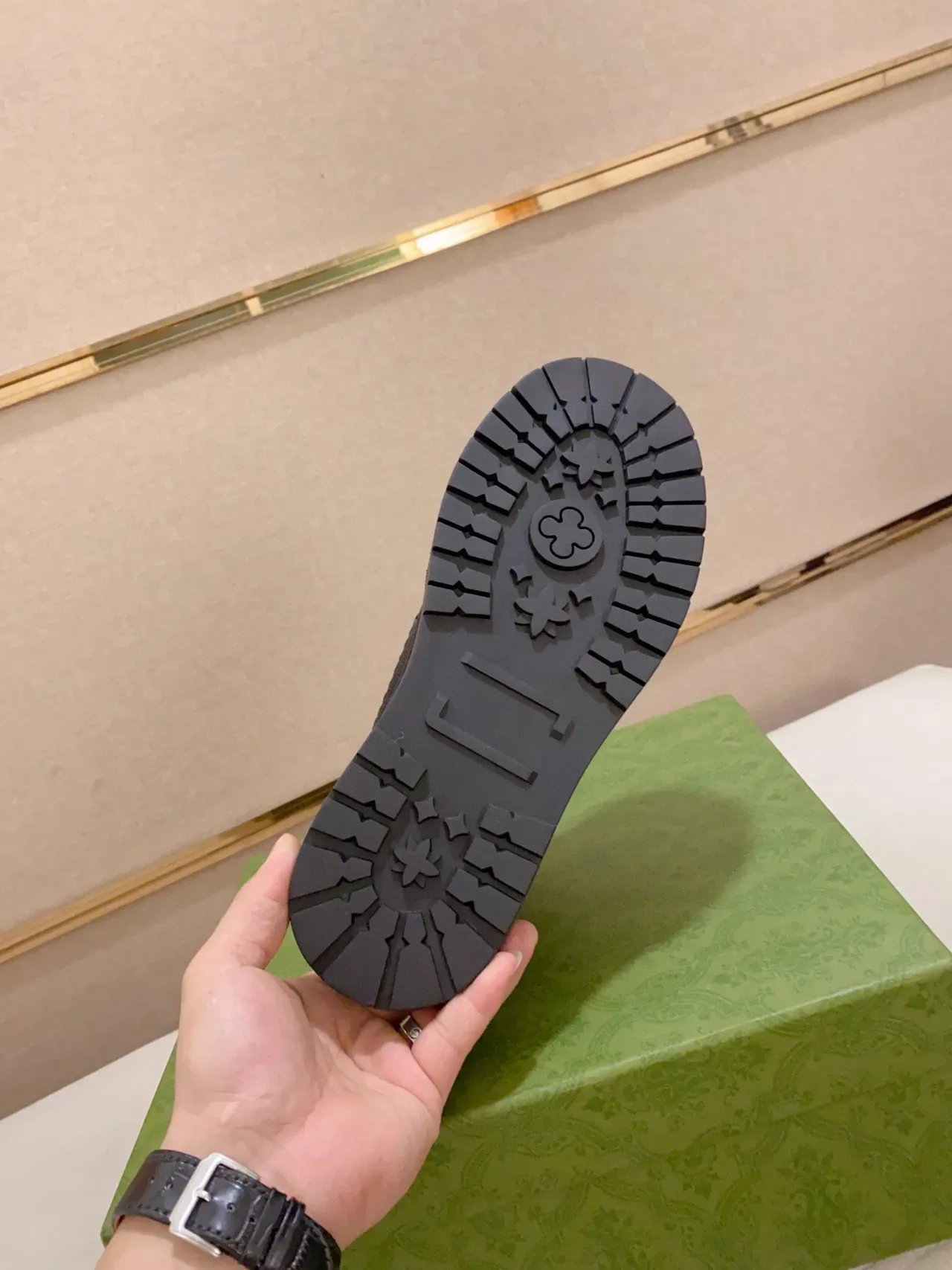 Botte en cuir noir avec dessus granité et topstitching contrasté 3