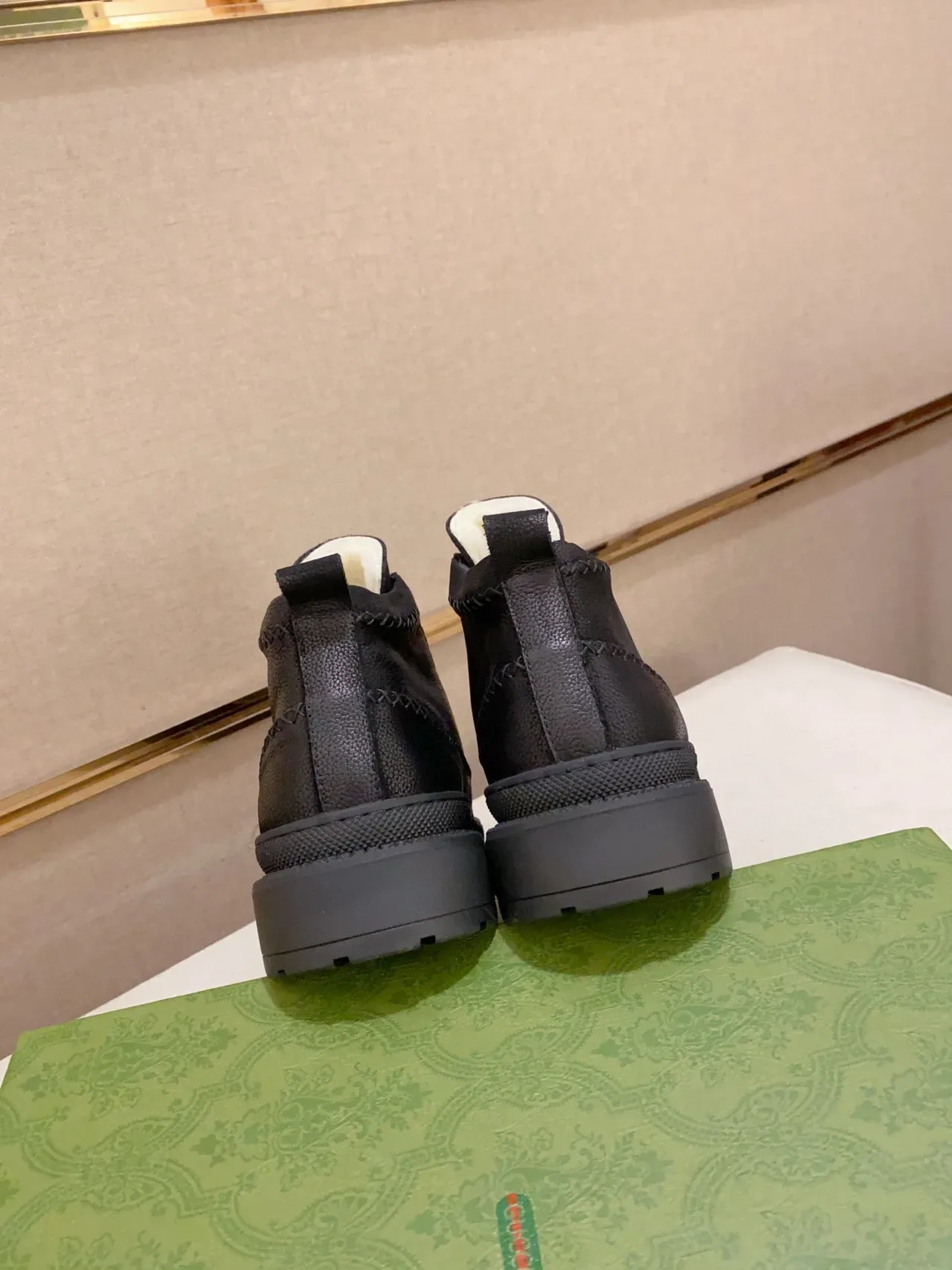 Botte en cuir noir avec dessus granité et topstitching contrasté 4