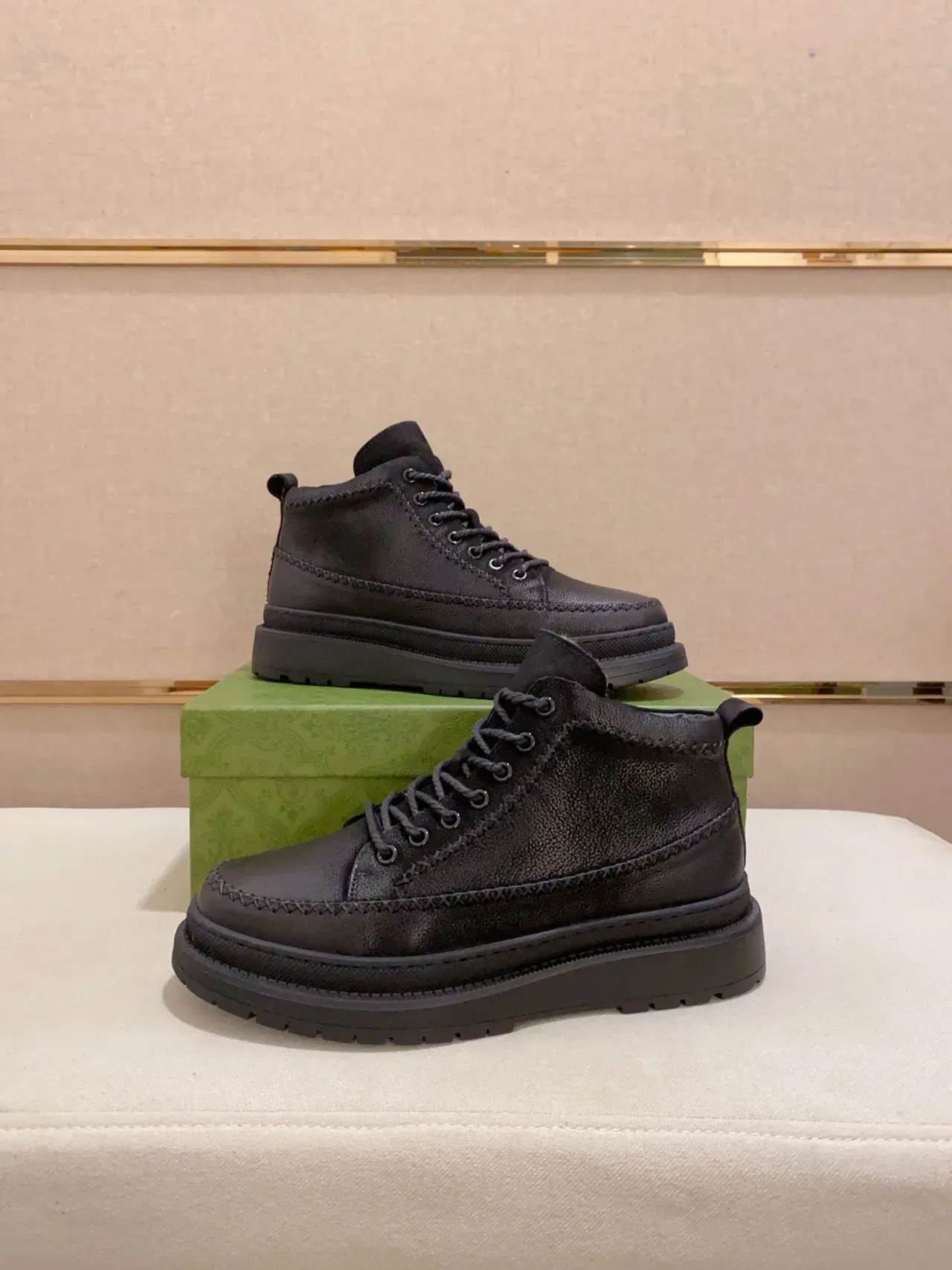 Botte en cuir noir avec dessus granité et topstitching contrasté 5