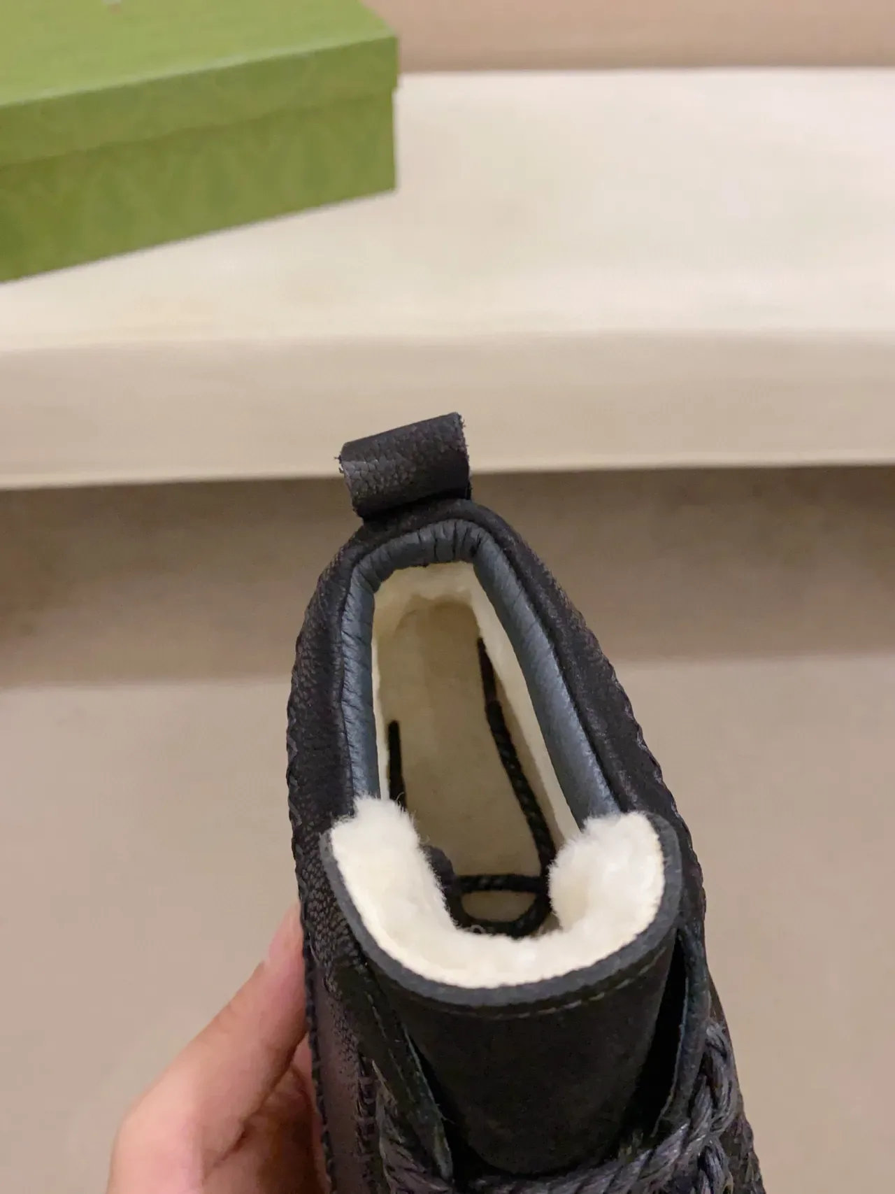 Botte en cuir noir avec dessus granité et topstitching contrasté 6