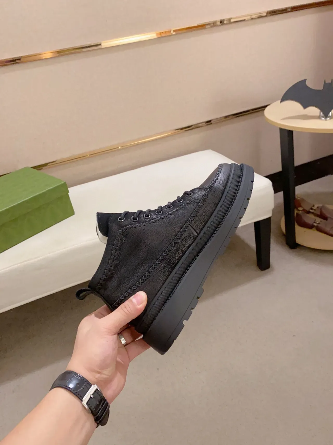 Botte en cuir noir avec dessus granité et topstitching contrasté 7