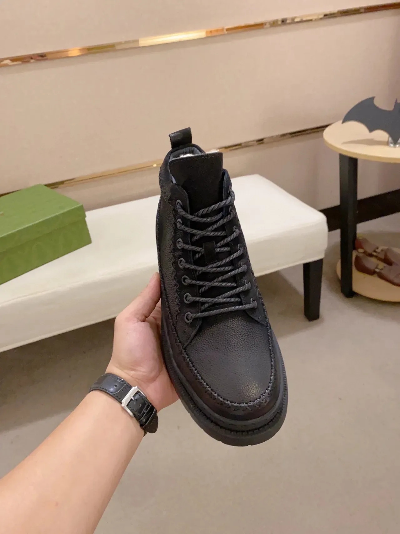 Botte en cuir noir avec dessus granité et topstitching contrasté 8