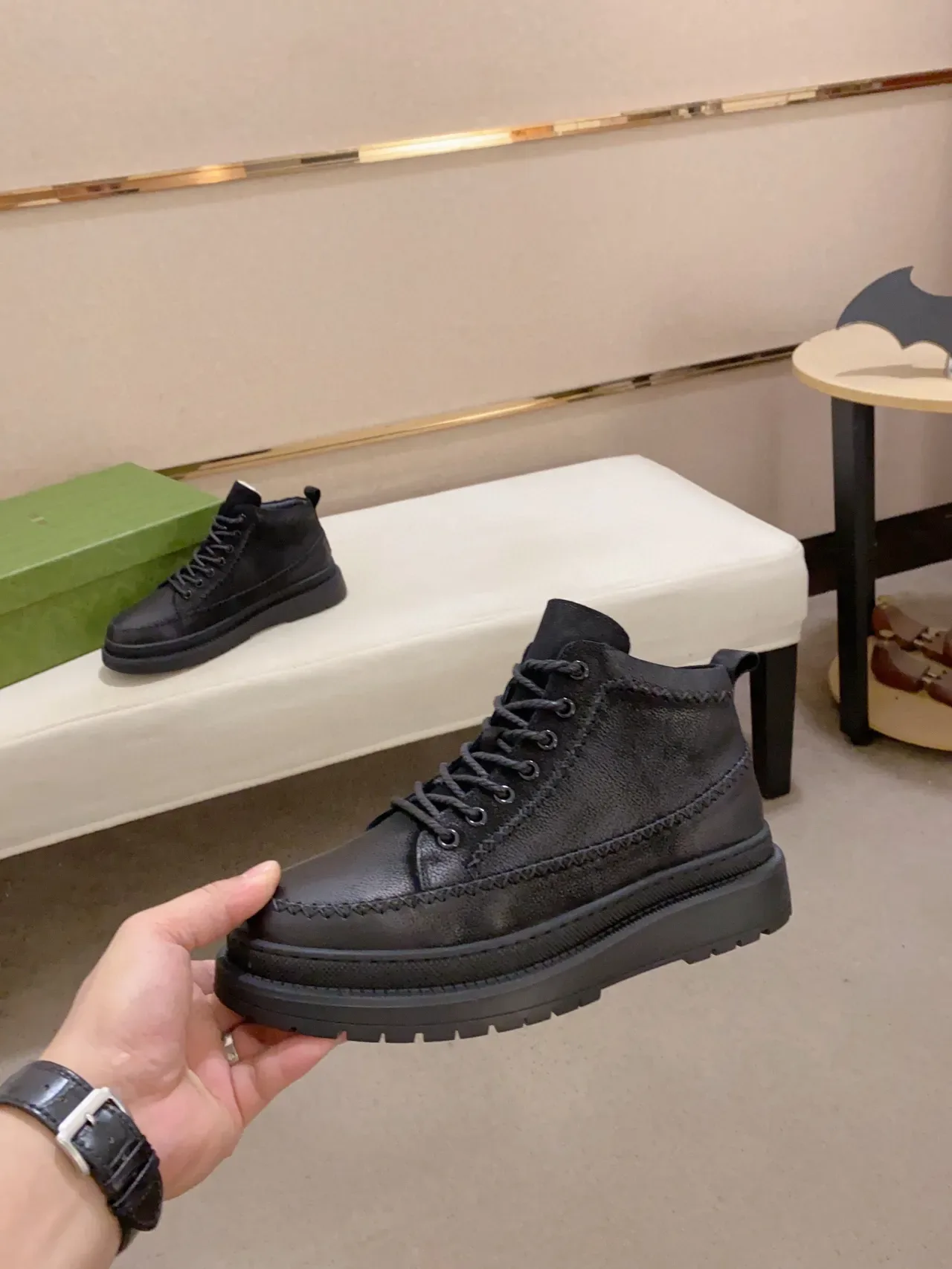 Botte en cuir noir avec dessus granité et topstitching contrasté 9