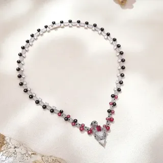 Collier noir et rouge avec perles et gemmes