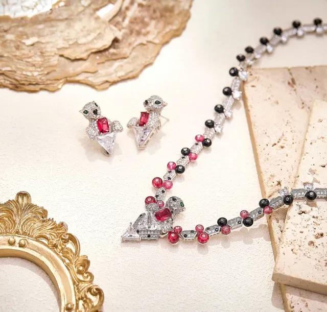 Black Red Gem-Set Beaded Necklace 3