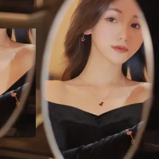Collier en métal ton doré rose avec pendentif en forme de cœur noir et rouge