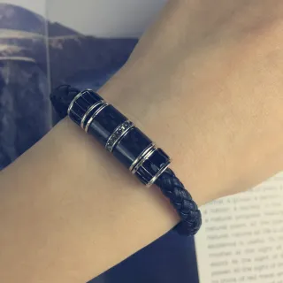 سوار أسود فضي مصنوع من حبل جلدي مضفر مركز خرز أسطواني