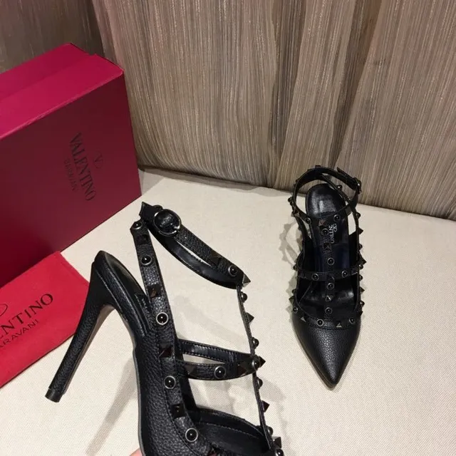 Escarpins à talons aiguilles noirs cloutés à plusieurs brides et à bout pointu 3