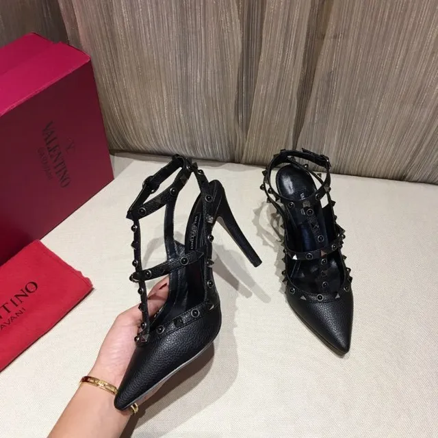 Escarpins à talons aiguilles noirs cloutés à plusieurs brides et à bout pointu 4