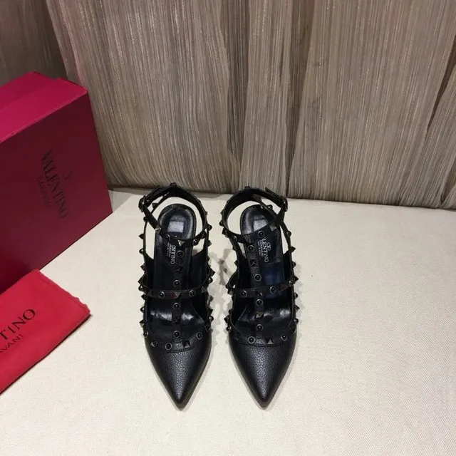 Escarpins à talons aiguilles noirs cloutés à plusieurs brides et à bout pointu 5
