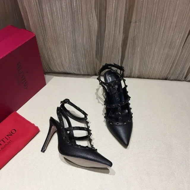 Escarpins à talons aiguilles noirs cloutés à plusieurs brides et à bout pointu 6