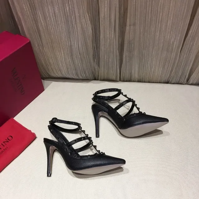 Escarpins à talons aiguilles noirs cloutés à plusieurs brides et à bout pointu 7
