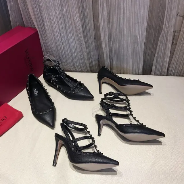 Escarpins à talons aiguilles noirs cloutés à plusieurs brides et à bout pointu 8