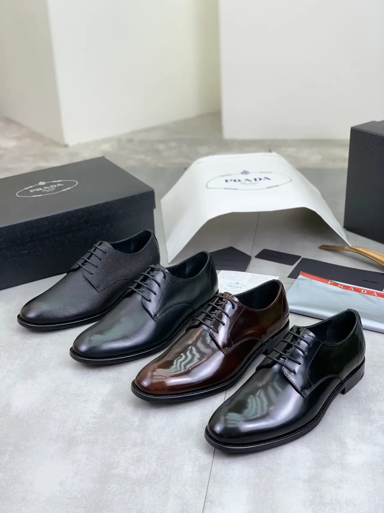Zapatos Oxford de punta de tapa negra texturizados con textura de lagarto embossada 2