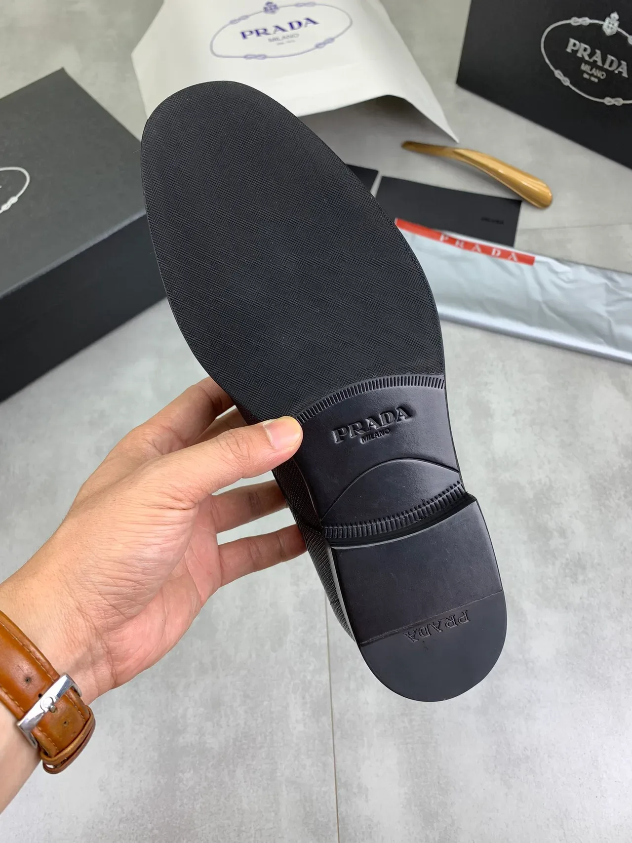 Zapatos Oxford de punta de tapa negra texturizados con textura de lagarto embossada 4
