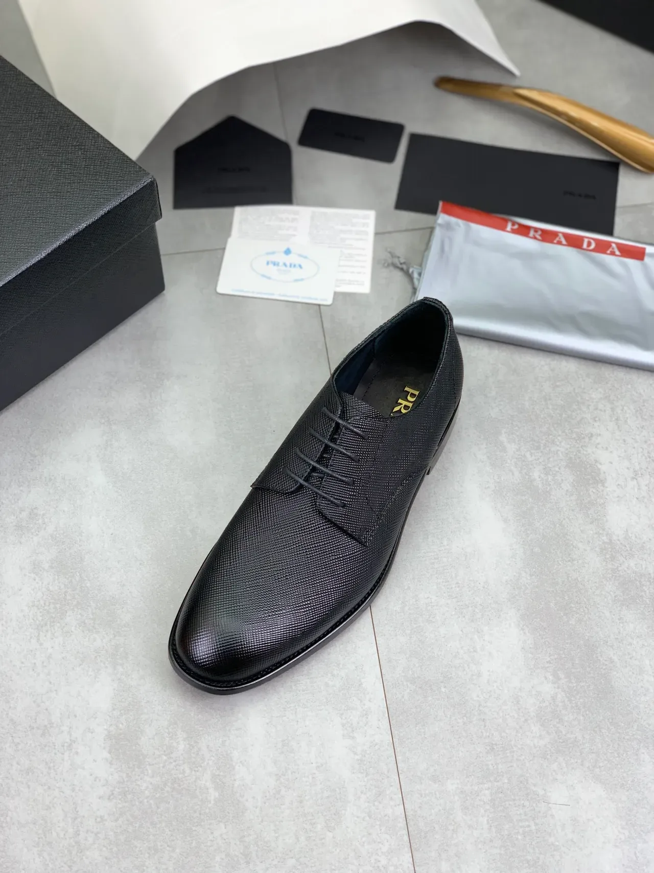 Zapatos Oxford de punta de tapa negra texturizados con textura de lagarto embossada 5