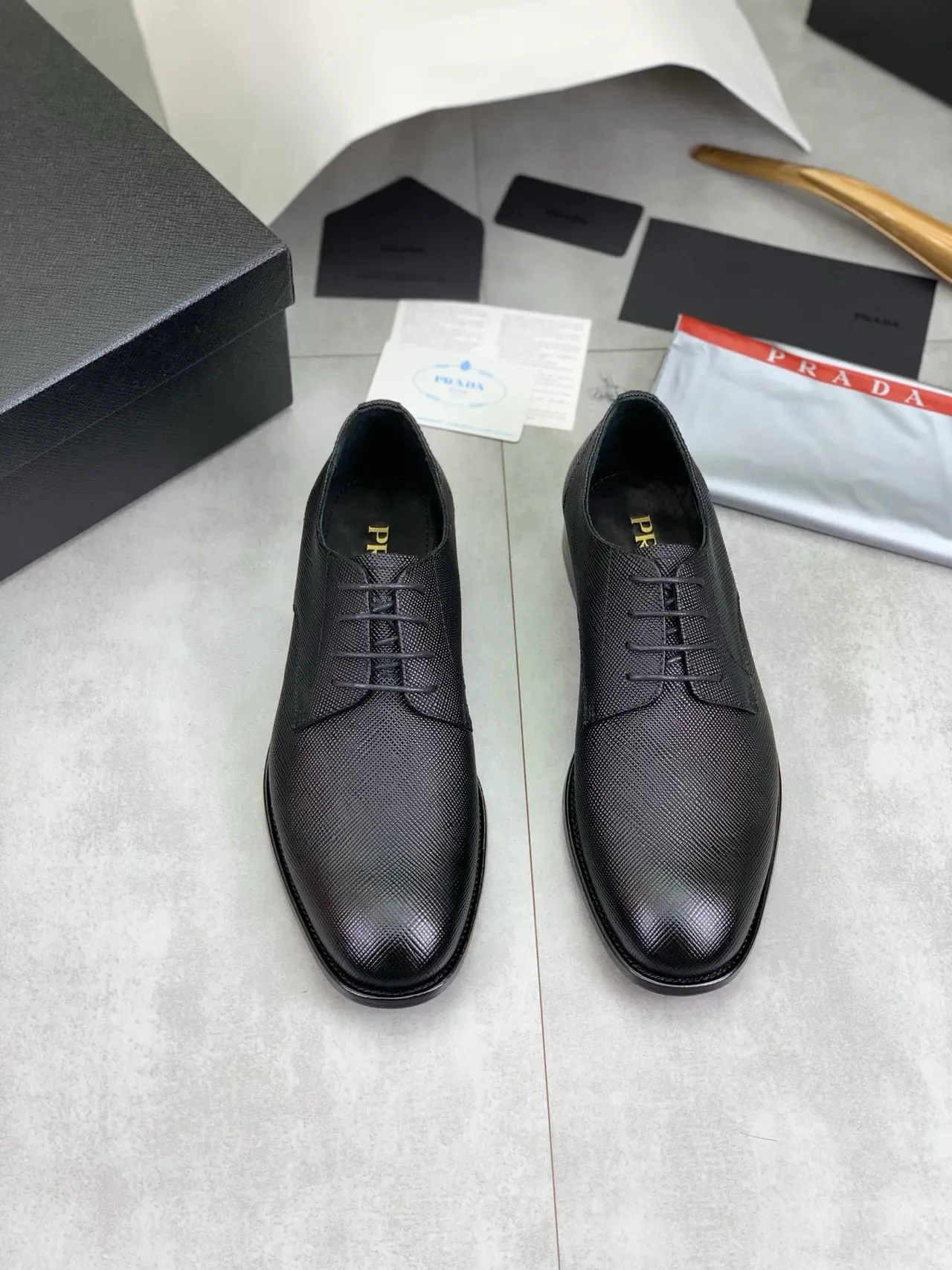 Zapatos Oxford de punta de tapa negra texturizados con textura de lagarto embossada 6
