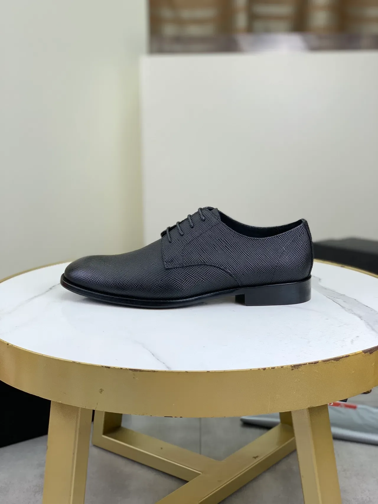Zapatos Oxford de punta de tapa negra texturizados con textura de lagarto embossada 7