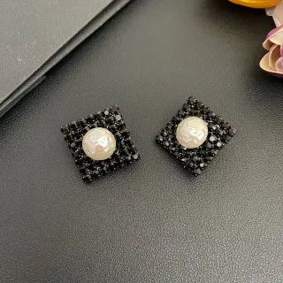 Brincos de Cristal Quadrado Preto e Branco com Base Pavé e Pérola Barroca no Centro