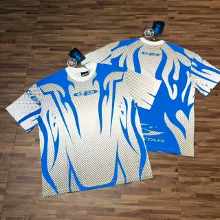 Camiseta gráfica de semitonos con motivo de llamas azul y blanco
