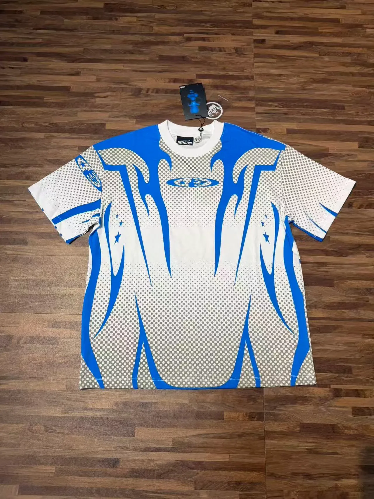 Camiseta gráfica em meio-tom com motivo de chamas azul e branco 2