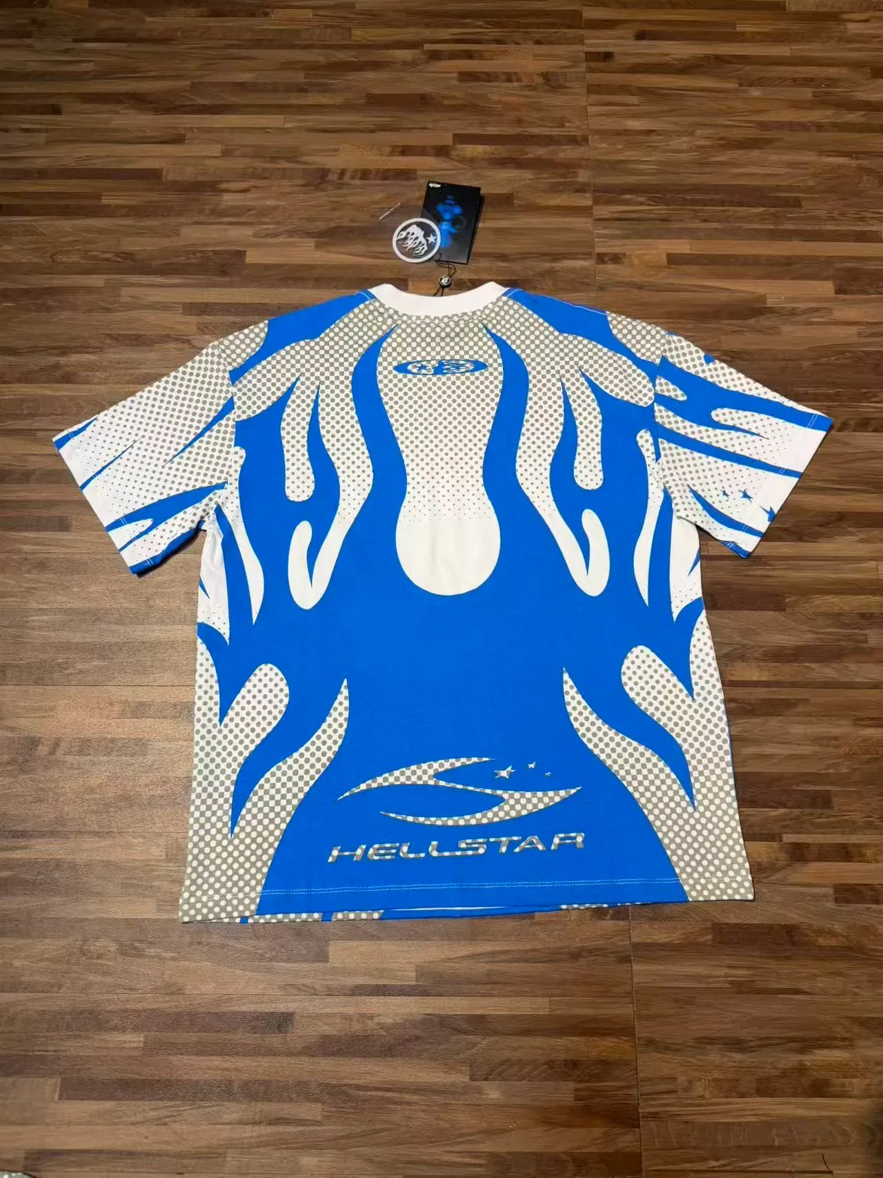Camiseta gráfica em meio-tom com motivo de chamas azul e branco 3