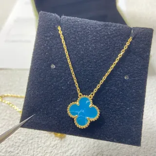 Collier avec pendentif trèfle bleu et or avec inlay de pierre