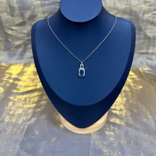 Collar de plata azul rectangular con piedra de corte esmeralda Pavé Halo Setting