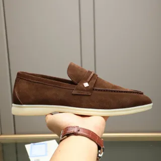 Loafer de ante marrón beige con correa penny