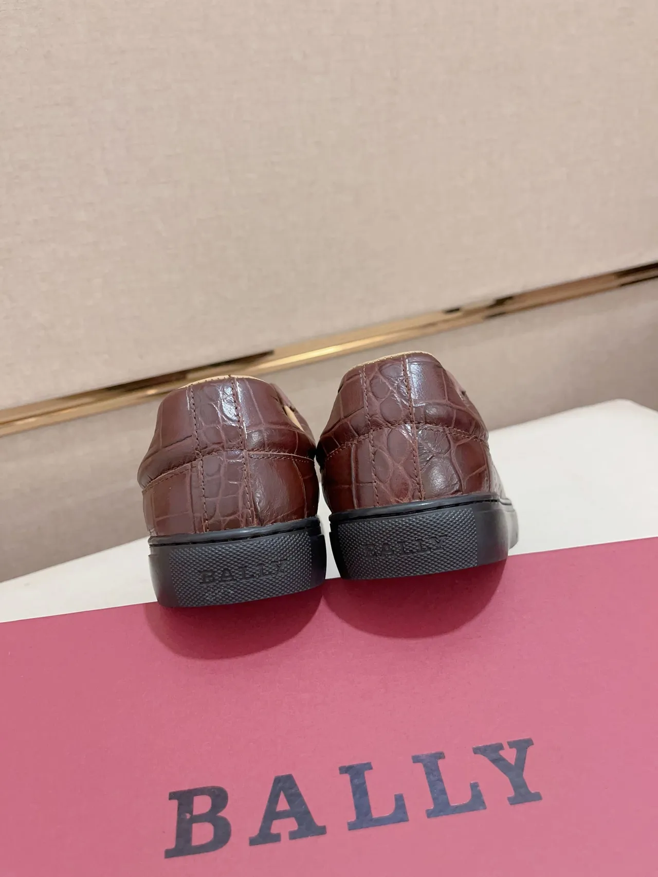 Chaussures canvas à silhouette low-top, partie supérieure en cuir embossé crocodile, couleur marron et noir 3