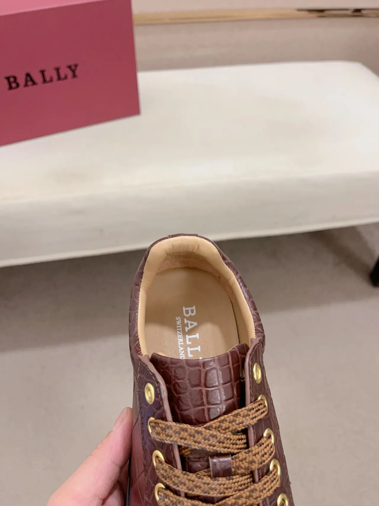 Chaussures canvas à silhouette low-top, partie supérieure en cuir embossé crocodile, couleur marron et noir 4