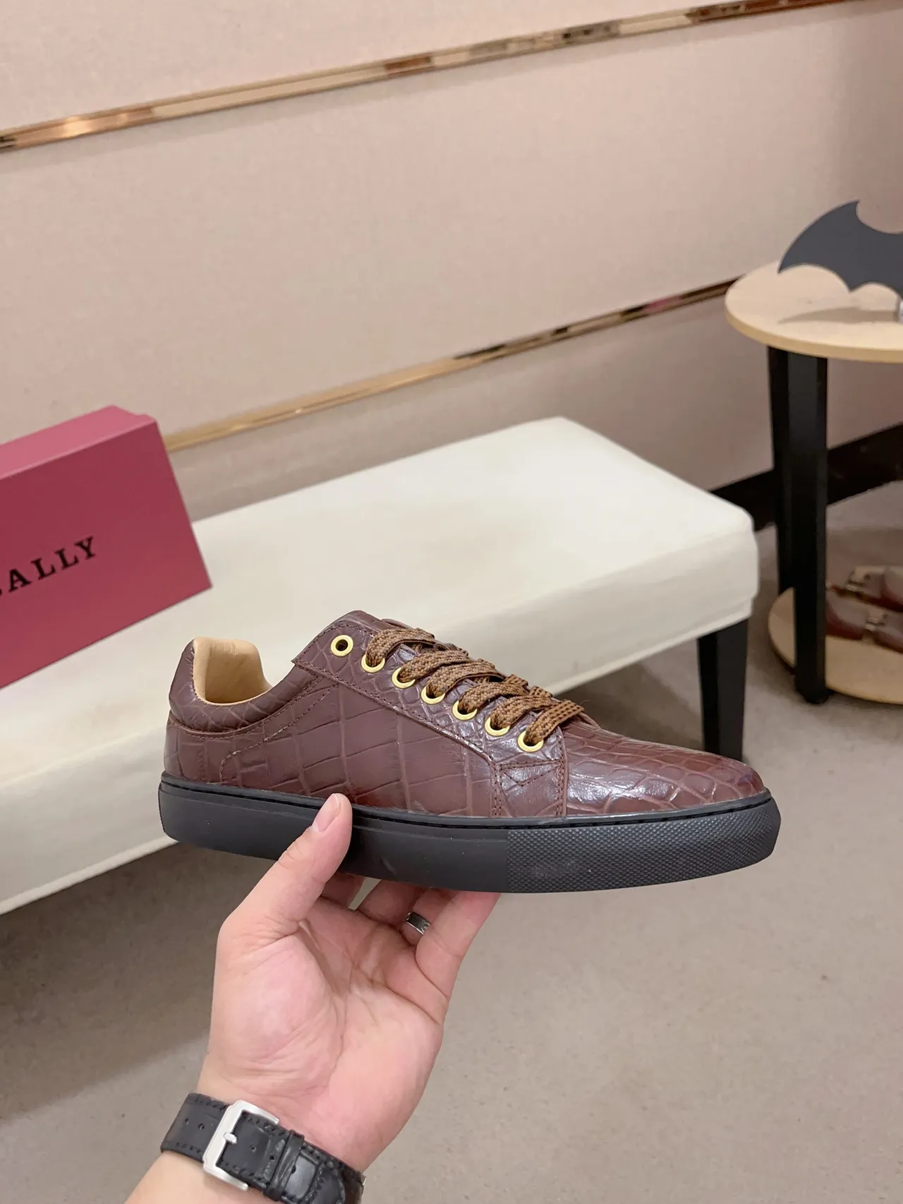 Chaussures canvas à silhouette low-top, partie supérieure en cuir embossé crocodile, couleur marron et noir 5