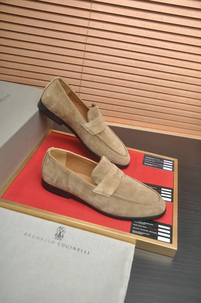 Brunello Cucinelli بيج أسود سويد علوي حزام بنك لوفر 2