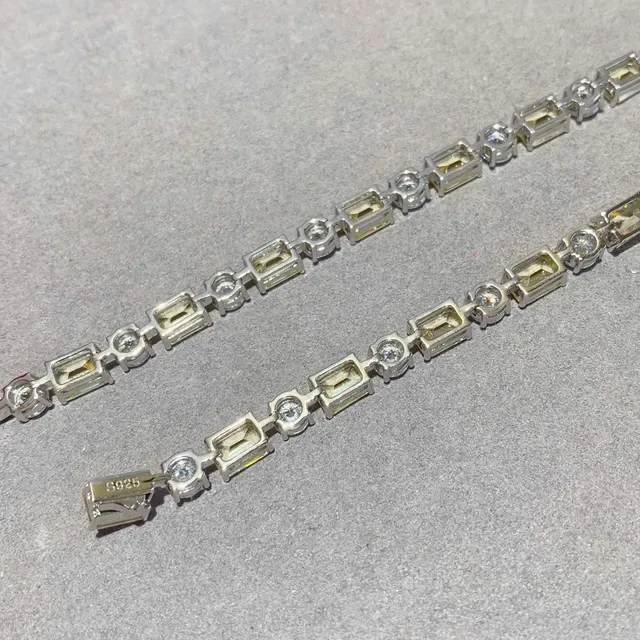 Clear and Pale Yellow Baguette-Cut Stone Linear Necklaces 3