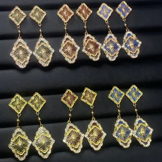 Brincos florais de duas camadas com detalhes de esmalte cloisonné de cristal