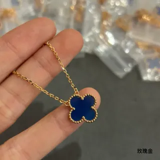 Collier pendentif en forme de trèfle avec pierres bleues et bordures de perles