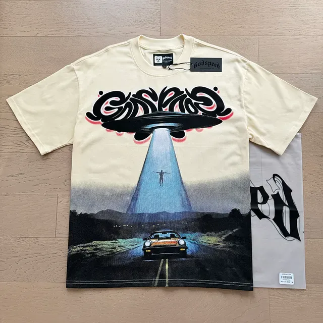 Camiseta oversized creme com estampa gráfica de motivo UFO frente e verso 6